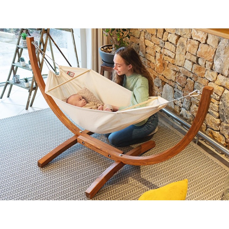 Hamac bebe avec son support en bois, bébé avec sa mère dans une maison agréable