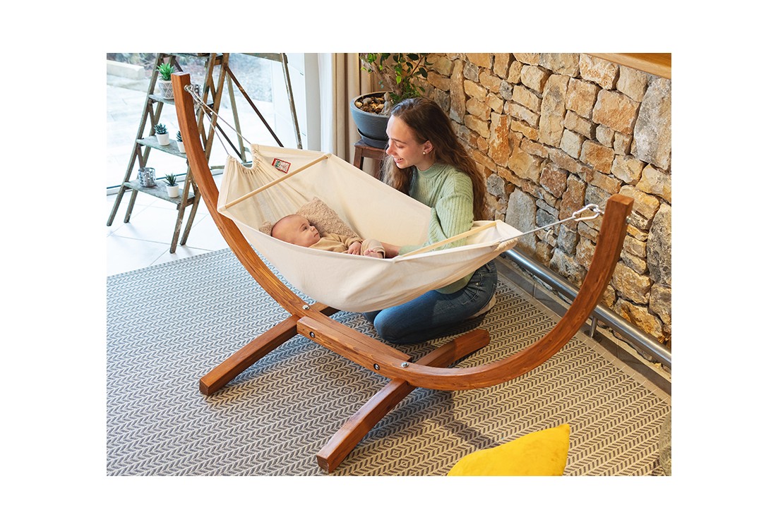 Hamac bebe avec son support en bois, bébé avec sa mère dans une maison agréable