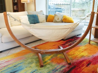 Hamac bebe avec support Cayuquito dans le salon d'une maison