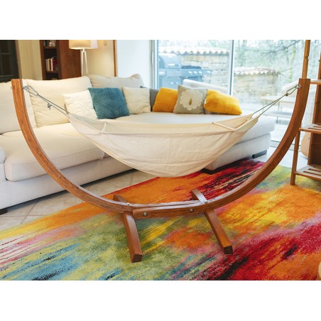 Hamac bebe avec support Cayuquito dans le salon d'une maison