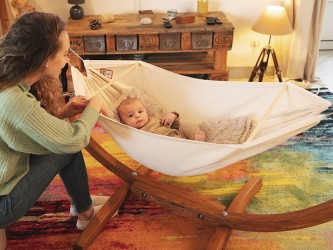 Hamac bebe avec support en bois, bébé avec sa mère en train de faire une sieste