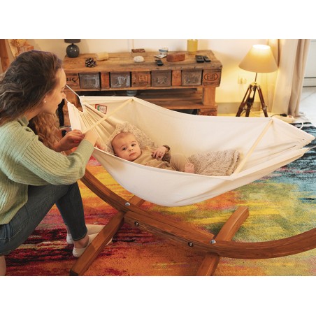 Hamac bebe avec support en bois, bébé avec sa mère en train de faire une sieste