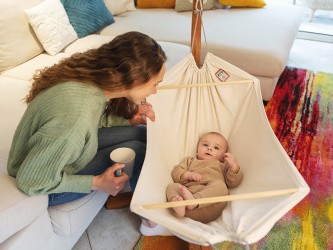 Hamac bebe avec support Cayuquito, maman heureuse avec son bébé dans son hamac