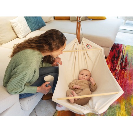 Hamac bebe avec support Cayuquito, maman heureuse avec son bébé dans son hamac