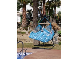 Une fille qui s'amuse chaise hamac XXL bleu multicolore au bord d'une piscine