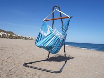 Chaise hamac XXL bleu multicolore avec support métal sur une belle plage