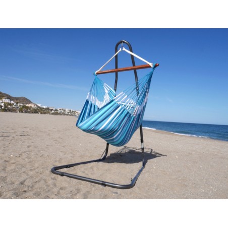 Chaise hamac XXL bleu multicolore avec support métal sur une belle plage