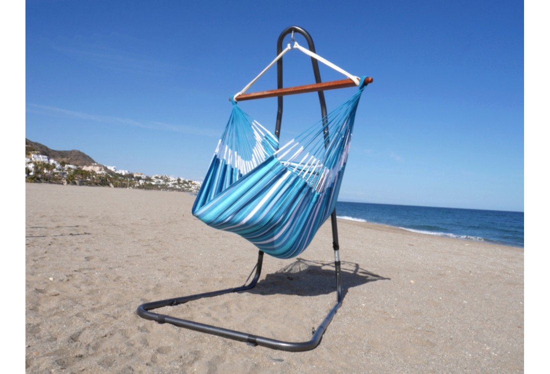 Chaise hamac XXL bleu multicolore avec support métal sur une belle plage