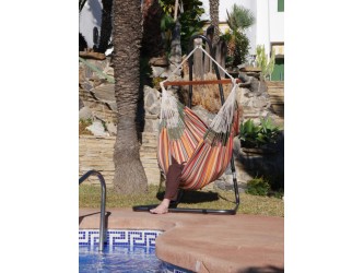 Une fille qui s'amuse chaise hamac XXL multicolore au bord d'une piscine