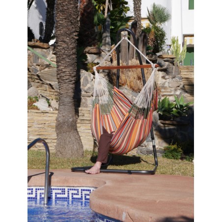 Une fille qui s'amuse chaise hamac XXL multicolore au bord d'une piscine