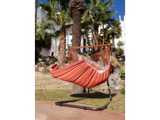 Une fille qui s'amuse chaise hamac XXL orange multicolore au bord d'une piscine