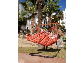 Une fille qui s'amuse chaise hamac XXL orange multicolore au bord d'une piscine