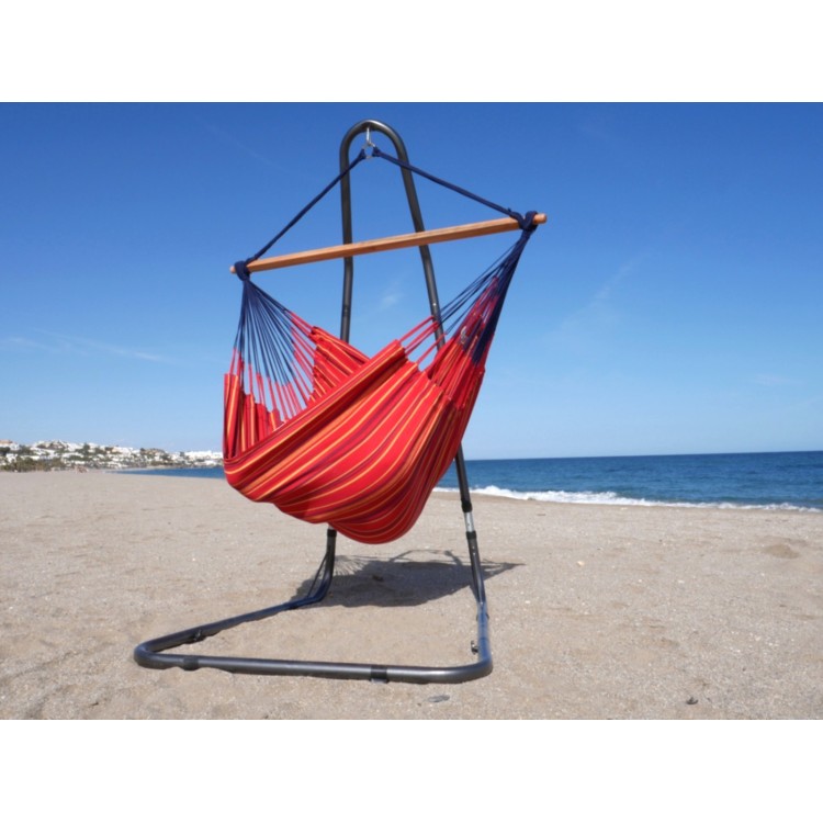 Chaise hamac XXL rouge multicolore avec support métal sur une belle plage