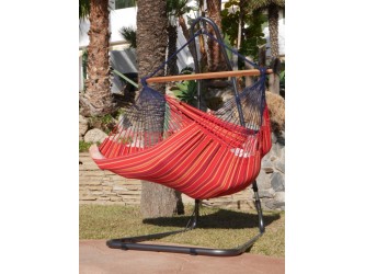 Une fille qui s'amuse chaise hamac XXL rouge multicolore au bord d'une piscine