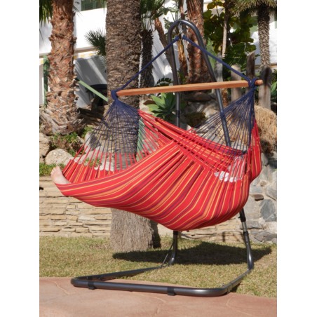 Une fille qui s'amuse chaise hamac XXL rouge multicolore au bord d'une piscine