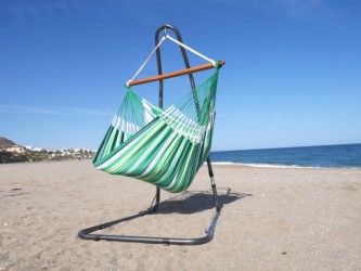 Chaise hamac XXL vert multicolore avec support métal sur une belle plage