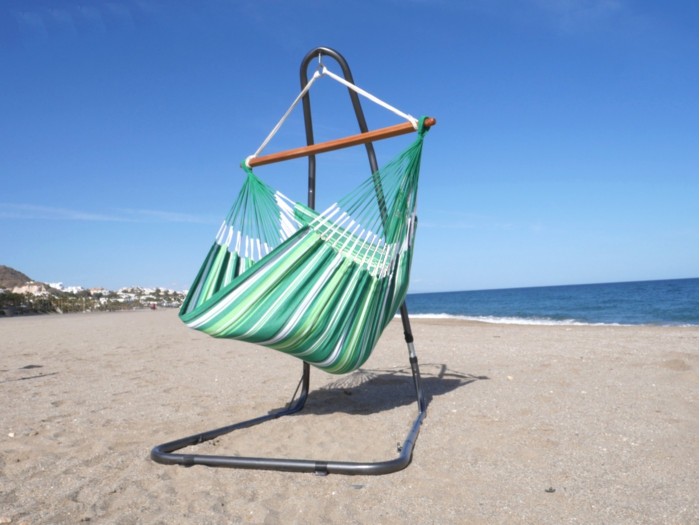 Chaise hamac XXL vert multicolore avec support métal sur une belle plage