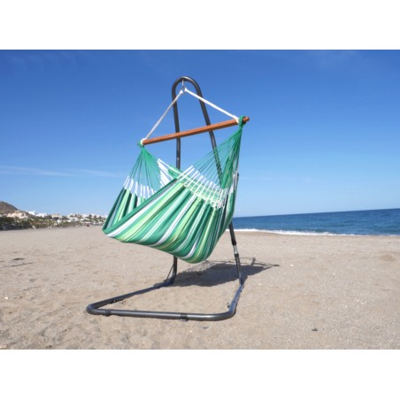 Chaise hamac XXL vert multicolore avec support métal sur une belle plage