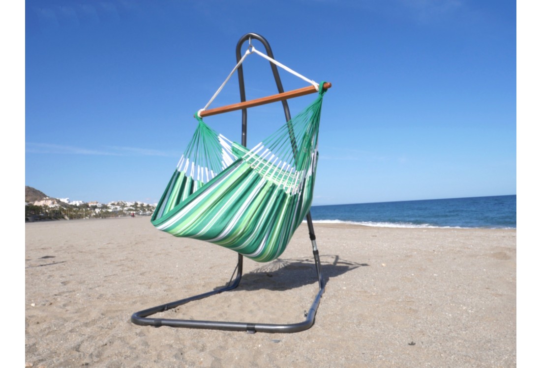 Chaise hamac XXL vert multicolore avec support métal sur une belle plage