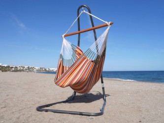 Chaise hamac XXL multicolore avec support métal sur une belle plage