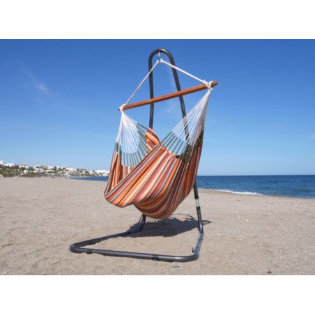 Chaise hamac XXL multicolore avec support métal sur une belle plage