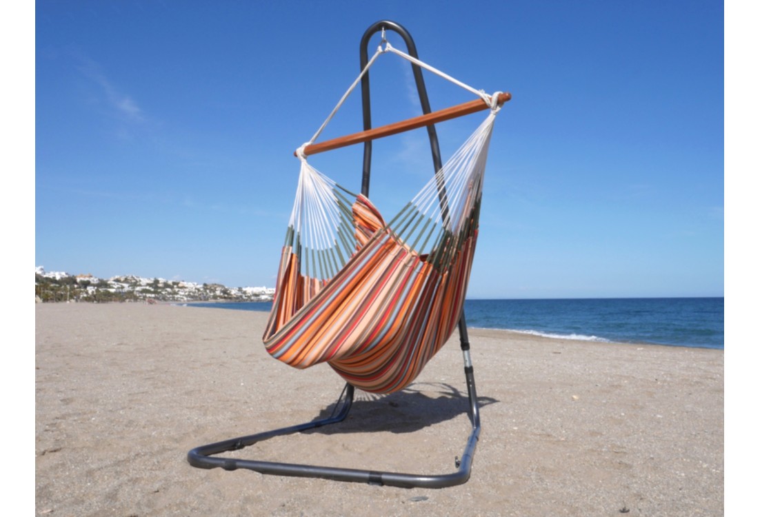 Chaise hamac XXL multicolore avec support métal sur une belle plage