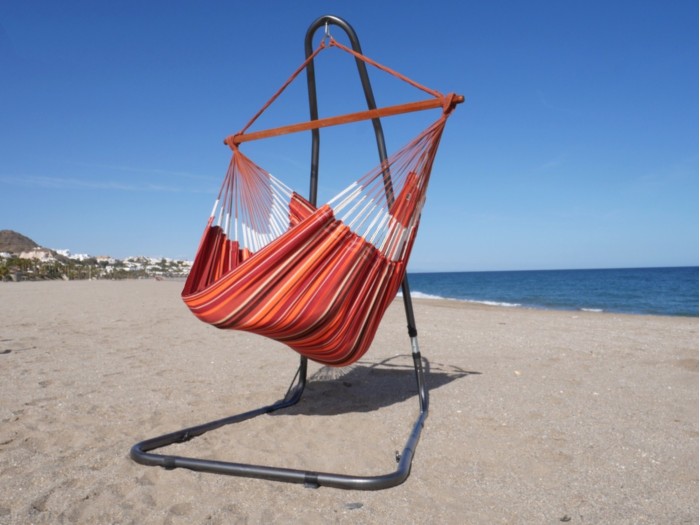 Chaise hamac XXL orange multicolore avec support métal sur une belle plage