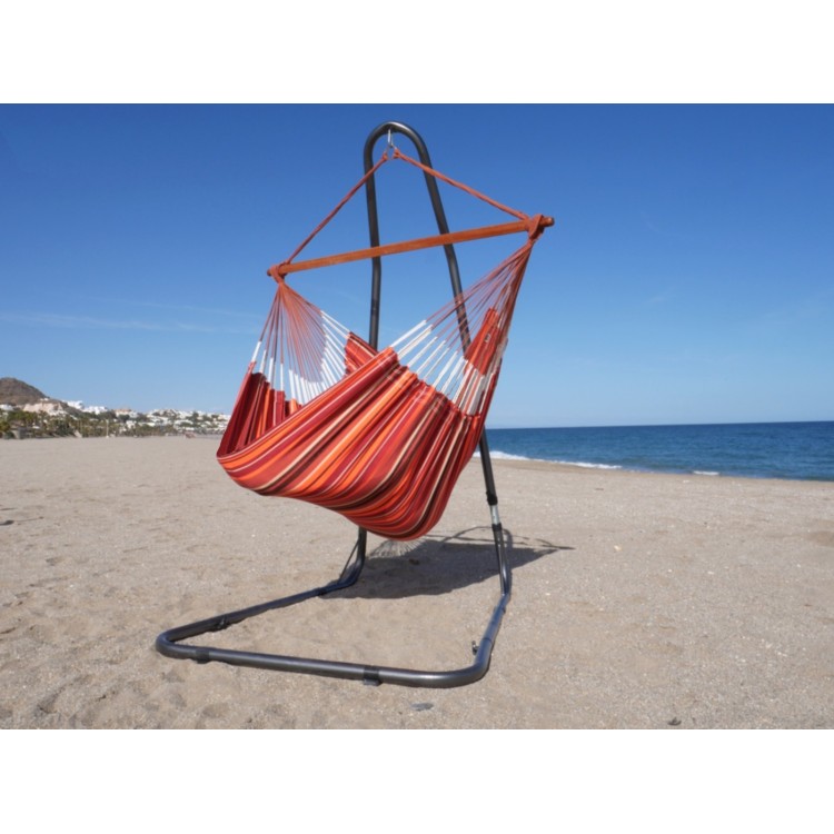 Chaise hamac XXL orange multicolore avec support métal sur une belle plage