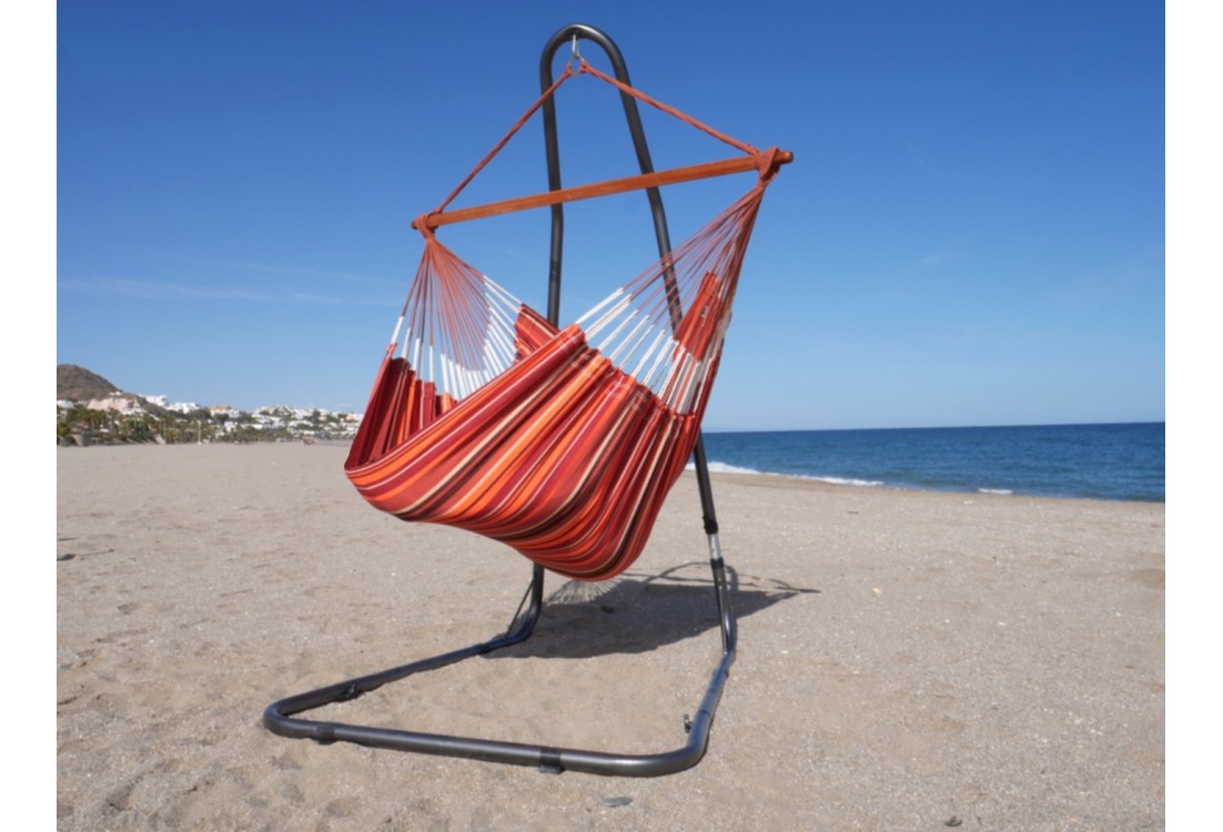 Chaise hamac XXL orange multicolore avec support métal sur une belle plage