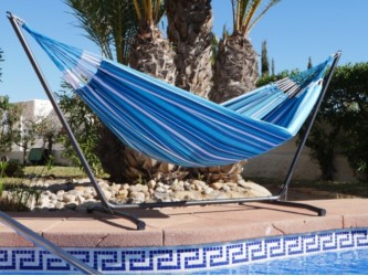 Hamac XL blelu multicolore avec support en metal dans une belle piscine