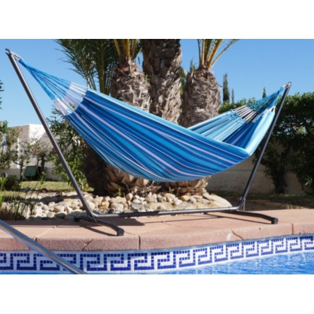 Hamac XL blelu multicolore avec support en metal dans une belle piscine