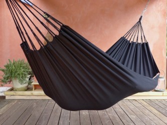 Hamac noir, suspendu sur une terrasse