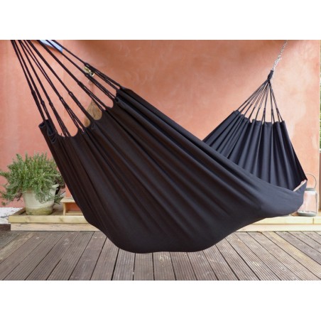 Hamac noir, suspendu sur une terrasse