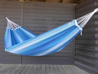 Hamac XXL bleu avec blanc sur fond blanc