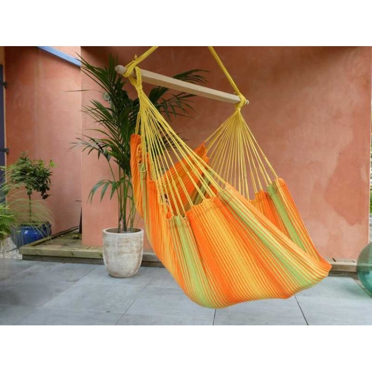 Hamac chaise MARIPOSITA Carolina orange vert sur une terrasse