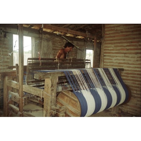 Artisan tissant à la main un hamac sur métier traditionnel, dans un atelier vénézuélien