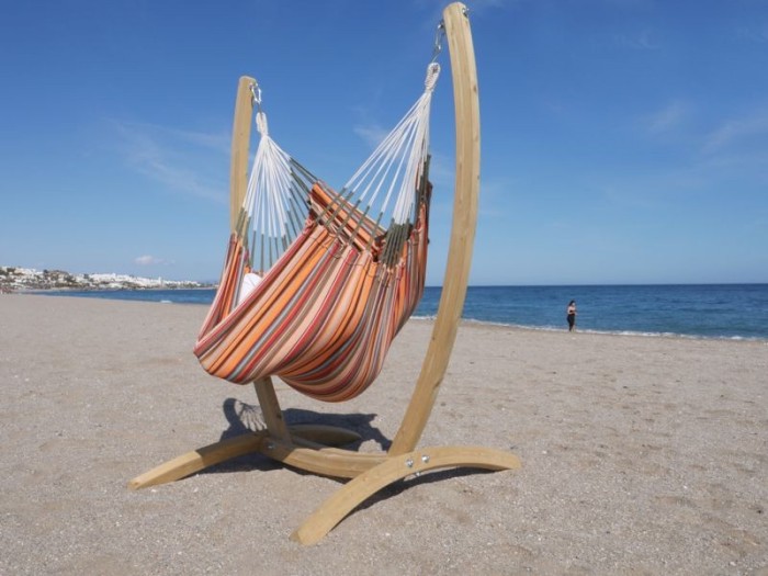 ensemble support en bois et hamac chaise multicolore