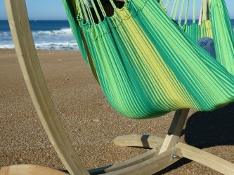 chaise-hamac verte sur pied bois
