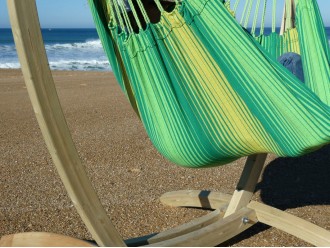 chaise-hamac verte sur pied bois