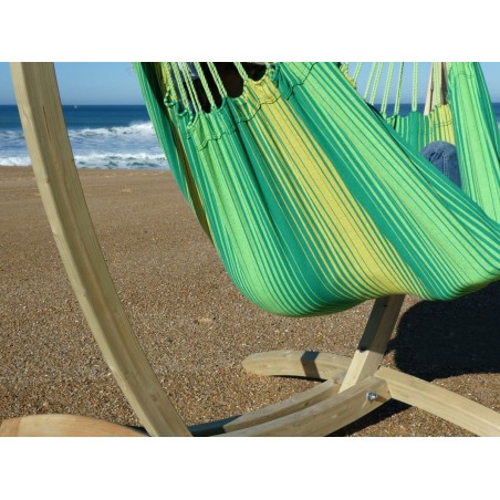 chaise-hamac verte sur pied bois