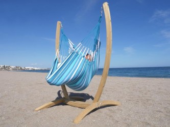 Hamac chaise bleu et blanc avec support en bois à la plage