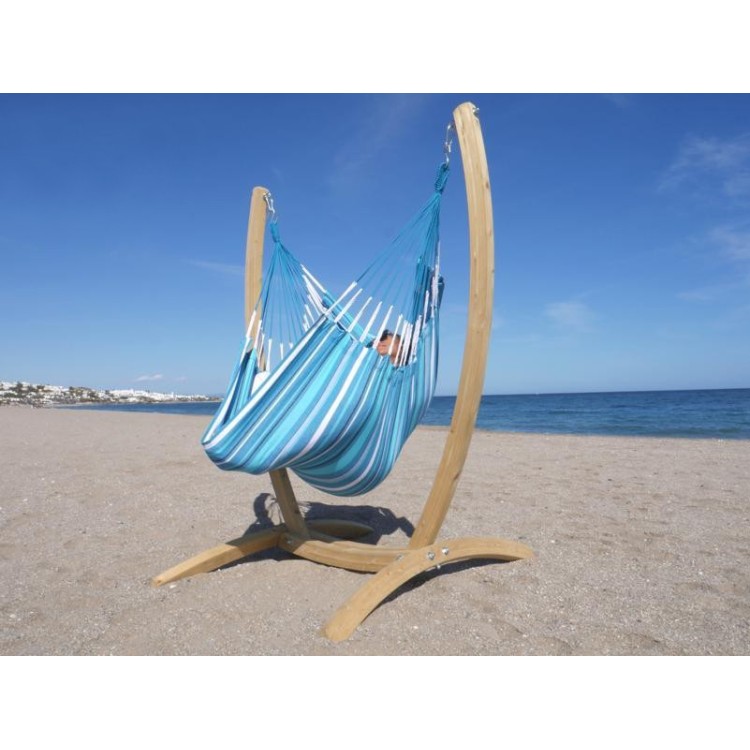 Hamac chaise bleu et blanc avec support en bois à la plage