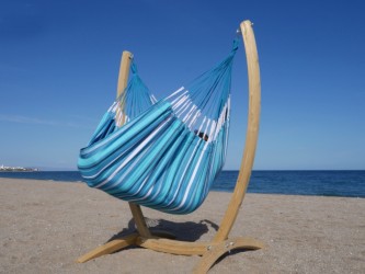 Hamac chaise xxl avec support en bois sur la plage