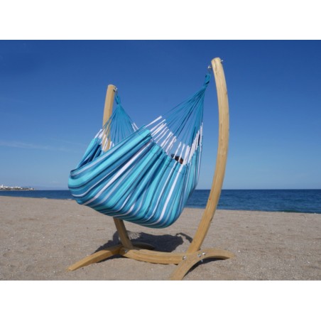 Hamac chaise xxl avec support en bois sur la plage