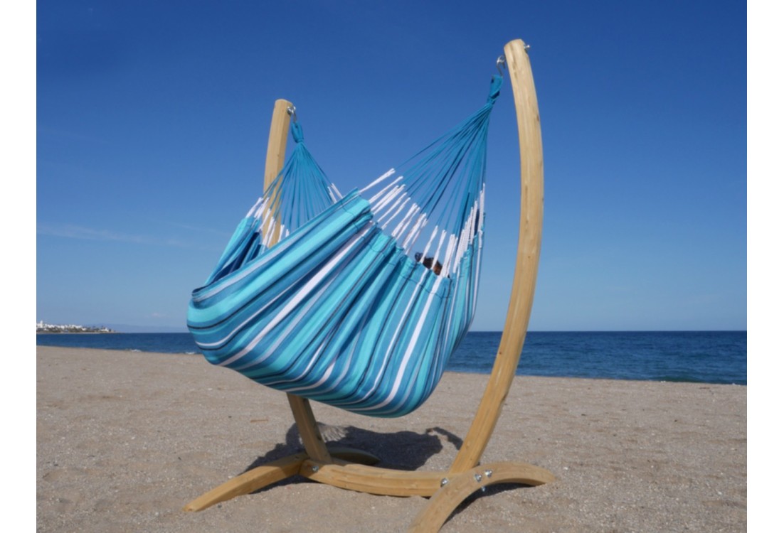 Hamac chaise xxl avec support en bois sur la plage
