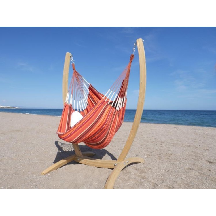 Hamac chaise rouge avec support en bois à la plage
