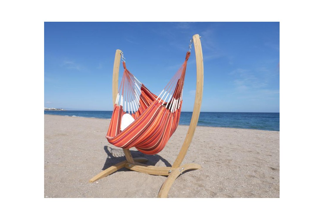 Hamac chaise rouge avec support en bois à la plage