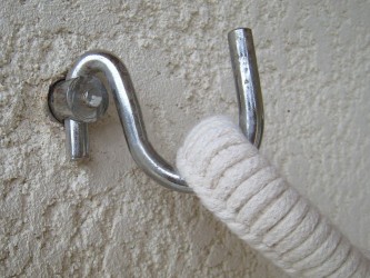 Fixation scellee pour hamac