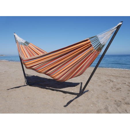 Hamac multicolor avec support en metal au bord de la mer