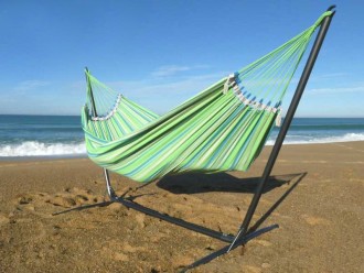 Hamac vert sur pied metallique